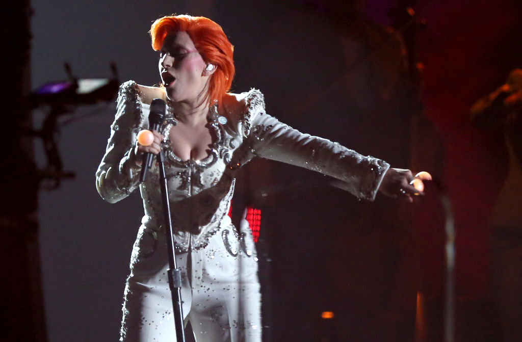 Gaga homenajeó al cantante David Bowie interpretando fragmentos de alrededor de 10 de sus éxitos.