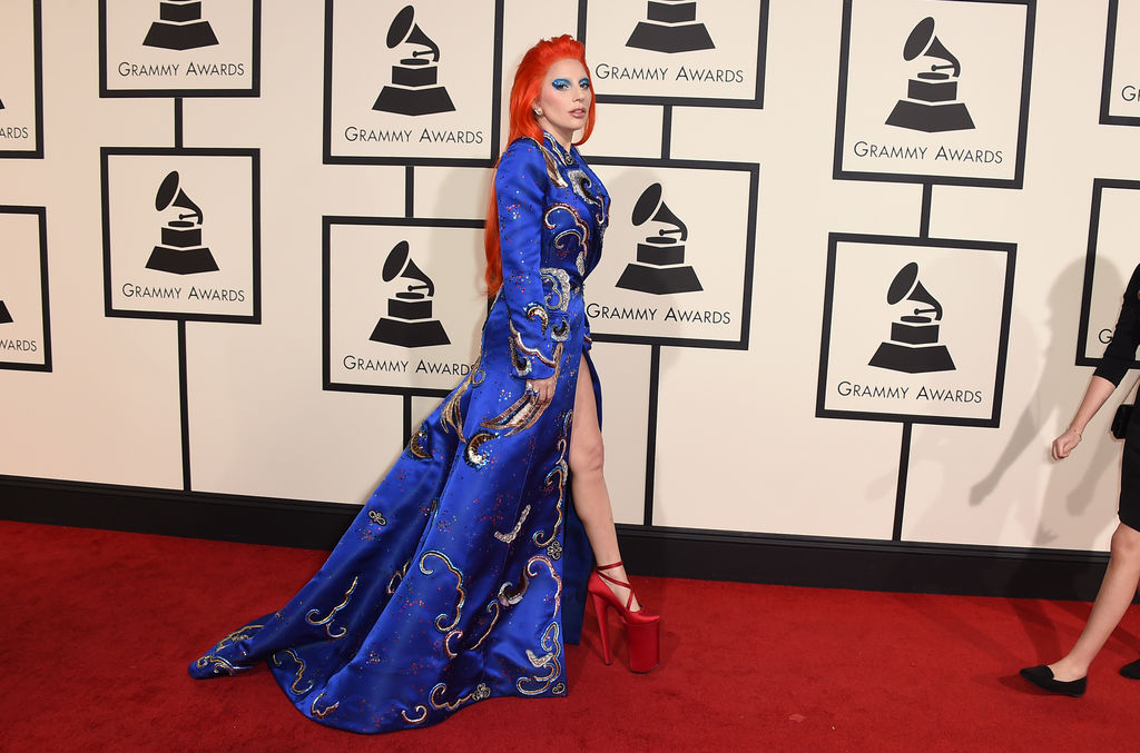Desde la alfombra roja, Gaga se mimetizó con Bowie vistiendo atuendos similares a él.