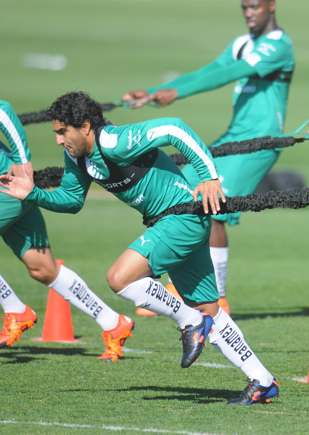 Martín Bravo se esfuerza en los entrenamientos diarios e intenta responder a la confianza que le brinda su entrenador Luis Zubeldía, para ganarse un lugar en el once titular de Santos Laguna. (Jesús Galindo)