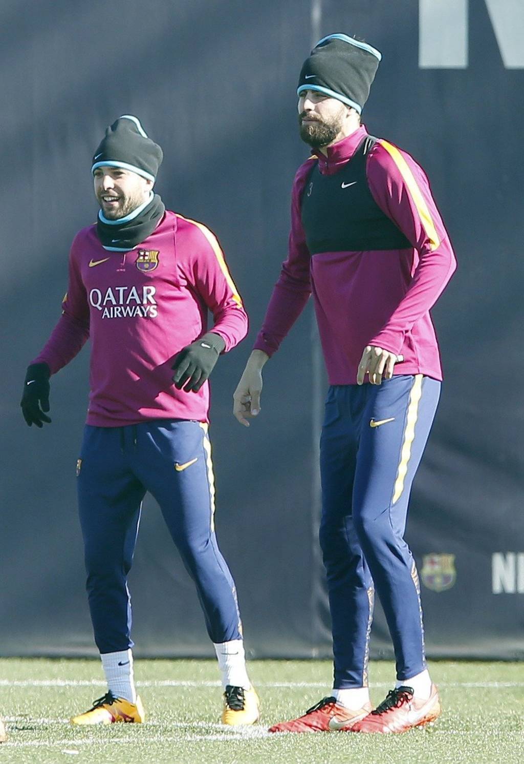 Los defensas españoles del Barcelona Jordi Alba (i) y Gerard Piqué durante el entrenamiento que realizó la plantilla azulgrana en las instalaciones de la Ciudad deportiva Joan Gamper en Sant Joan Despí. (EFE)