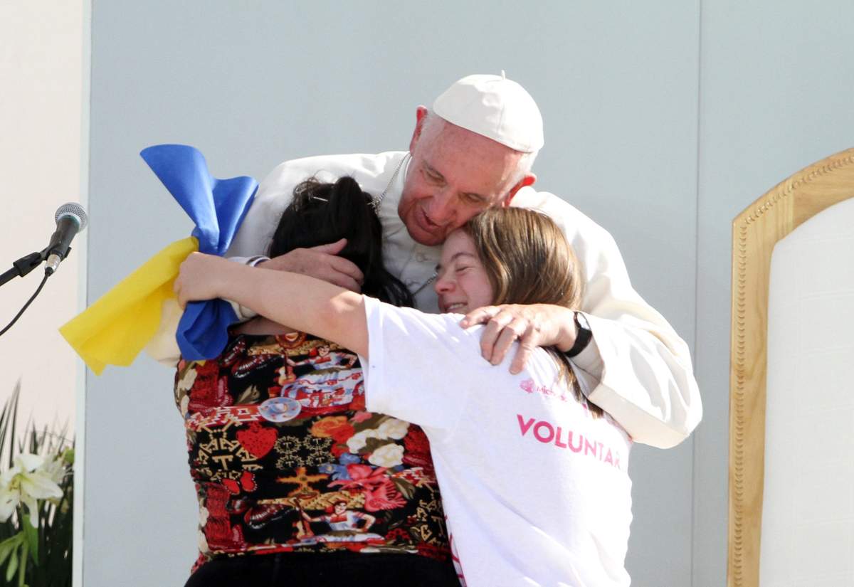 Afecto. El Papa Francisco abraza a dos fieles durante el encuentro con jóvenes realizado en Morelia, Michoacán. (EFE)