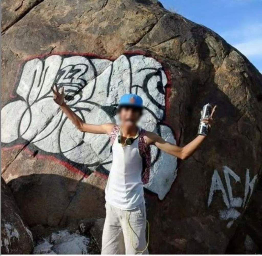 Grafiti. De nueva cuenta en la Sierra del Sarnoso jóvenes realizan vandalismo. Ya fueron ubicados; son de Torreón. (EL SIGLO DE TORREÓN)