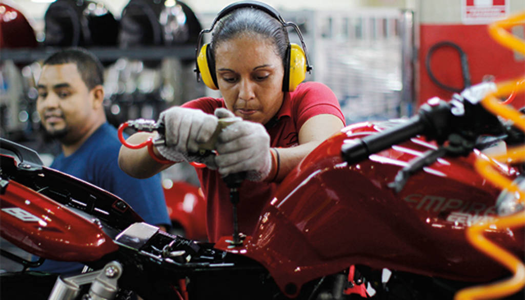 Mercado laboral. Las mujeres tienen una amplia participación en el mercado laboral, sin embargo, no en cargos directivos. (ARCHIVO)