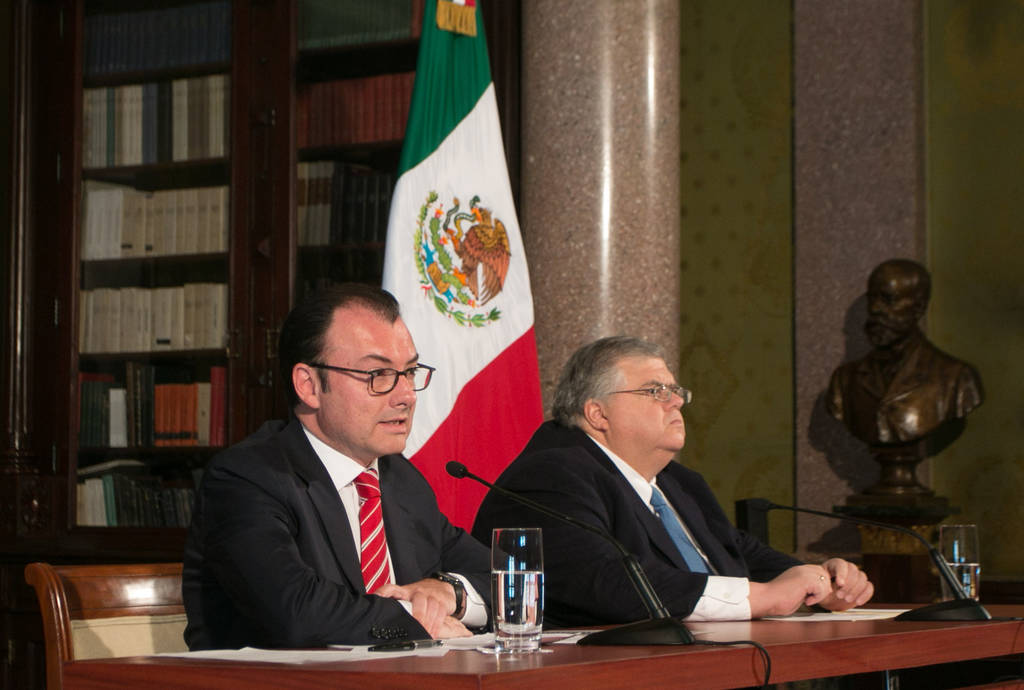 Economía. El secretario de Hacienda y Crédito Público (SHCP) Luis Videgaray (i) y el gobernador del Banco de México Agustín Carstens. (NOTIMEX)