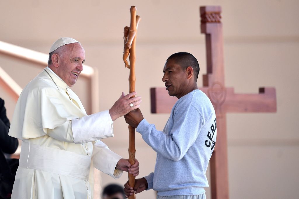 Regalo. El papa Francisco recibió un báculo de uno de los presos durante su visita al Cereso 3. El pontífice lo usó en su última misa.
