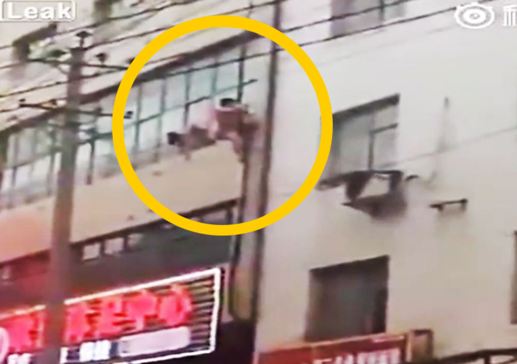 El individuo intentó escapar desde una ventana, pero terminaría cayendo desde las alturas. (ESPECIAL)