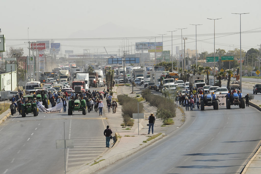 La protesta generó la molestia de conductores y pasajeros que viajaban a bordo del transporte público. (RAMÓN SOTOMAYOR)