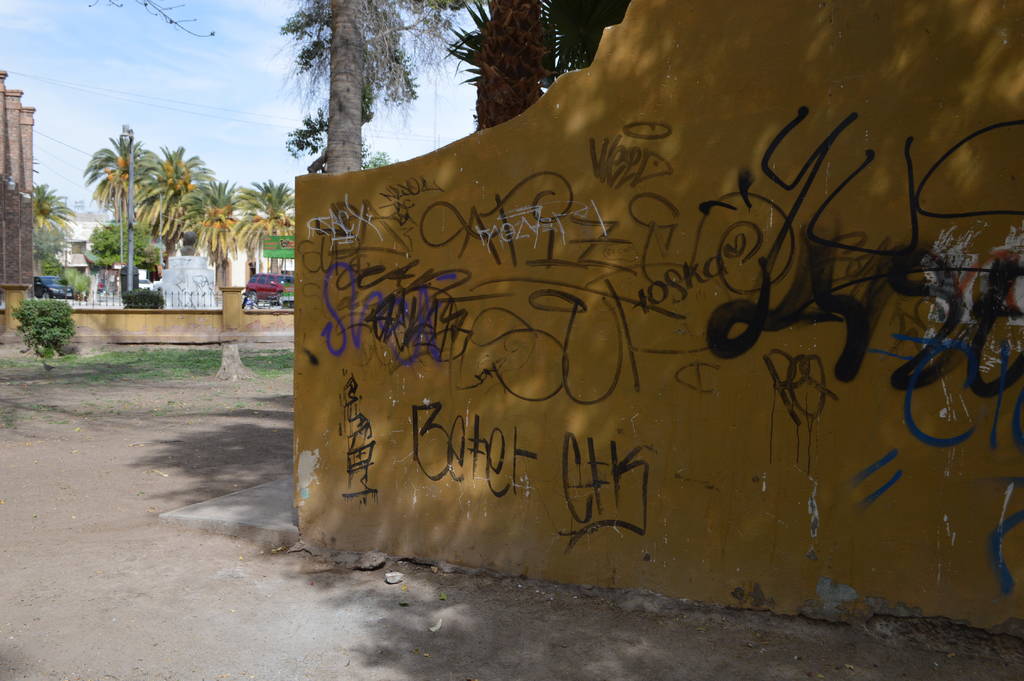 Abandono. El vandalismo consume poco a poco las diversas áreas que componen la Alameda Zaragoza de Torreón. (ROBERTO ITURRIAGA)
