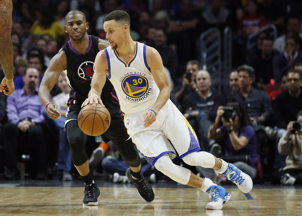 Stephen Curry anotó 23 puntos por los Warriors, Klay Thompson metió 32 unidades. (AP)