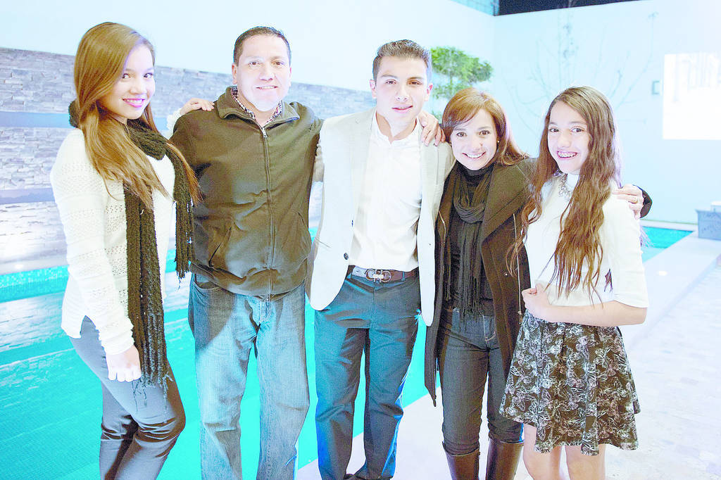   Iván acompañado de sus papás, Iván y Lily, y sus hermanas, André y Miriam.
