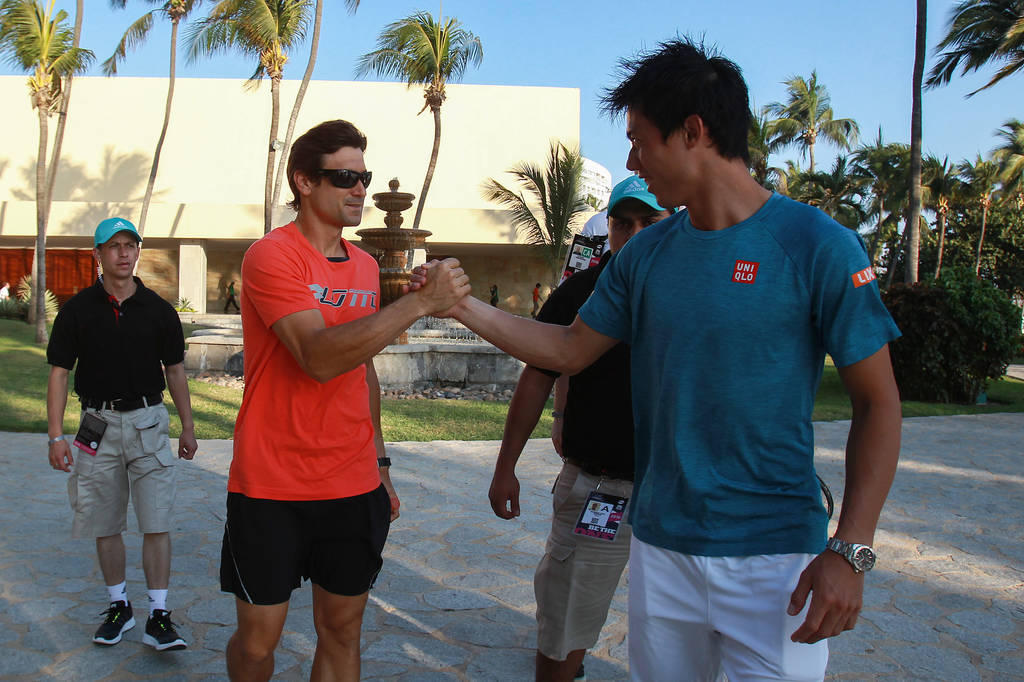 David Ferrer (i) y Kei Nishikori disputaron la final el año pasado. (EFE)