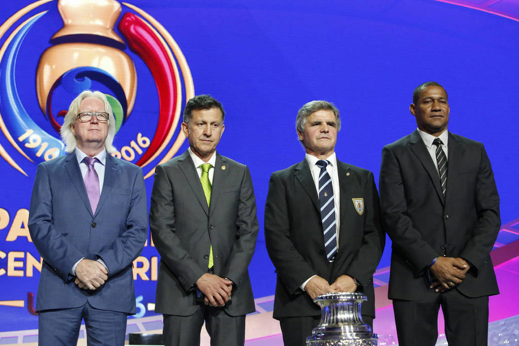 De izquierda a derecha, los directores técnicos de las selecciones de Jamaica, Winfried Schafer; México, Juan Carlos Osorio; el asistente del técnico de Uruguay, Celso Otero; y Venezuela, Noel Sanvicente. (EFE)