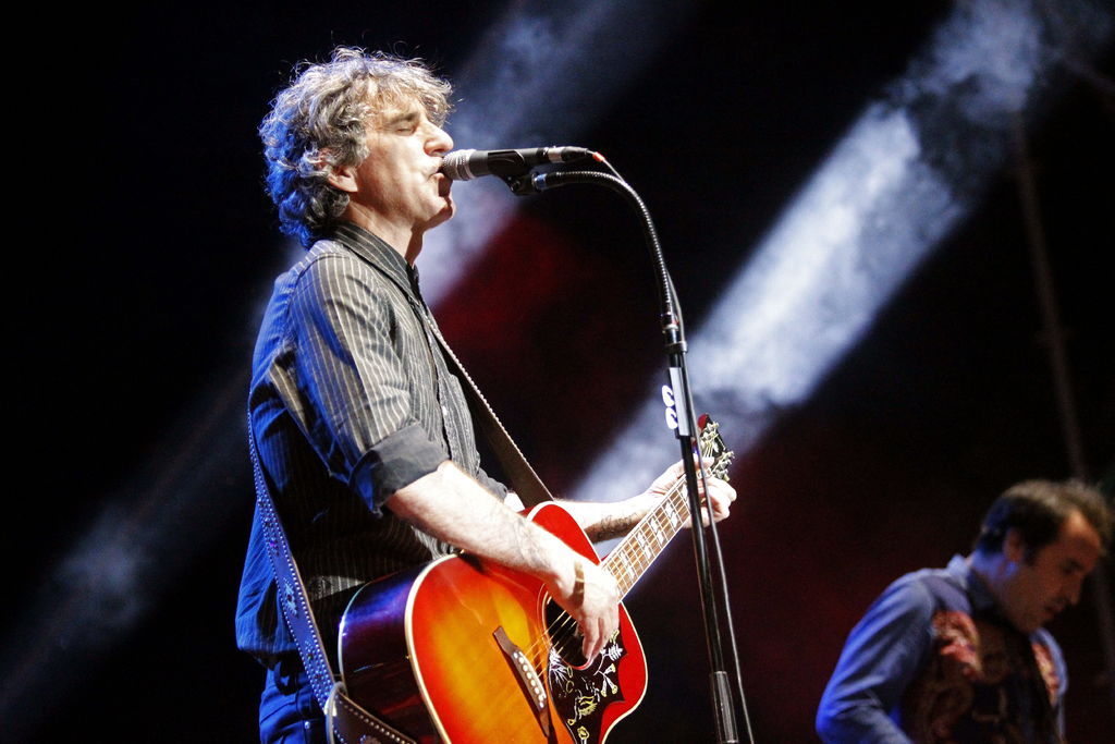 El cantautor Mikel Erentxun, quien se dio a conocer como integrante de la banda de rock en español Duncan Dhu, y su mayor éxito En algún lugar, celebra este martes 51 años, a la espera de cantar el próximo 9 de abril en el Teatro Guimerá, en Santa Cruz en Tenerife, España. (ARCHIVO)