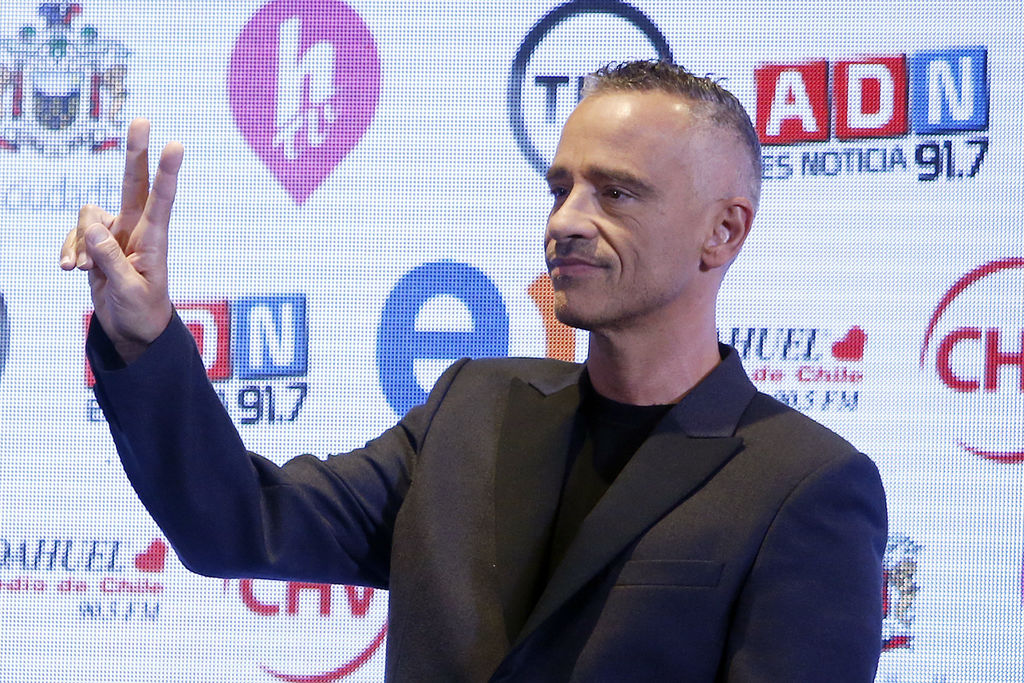 'Para mí lo más importante sigue siendo lo mismo de siempre: que las canciones hagan vibrar y lleguen hasta el fondo del corazón', aseveró después de su breve recital ante la prensa. (EFE)