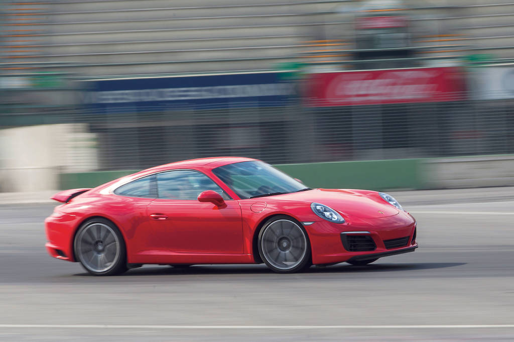 Se reinventa. Desde el diseño hasta el propulsor bóxer sexacilíndrico sobrealimentado, Porsche 911 Carrera se reinventa, evoluciona, y se reporta listo para mantenerse en el máximo pedestal de su segmento. (EL UNIVERSAL)