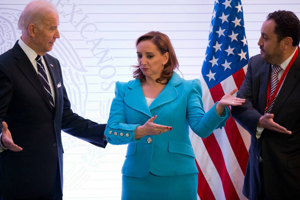 Su lugar. Joe Biden preguntó a Claudia Ruiz Massieu donde se sentaría para la reunión que tendrían.