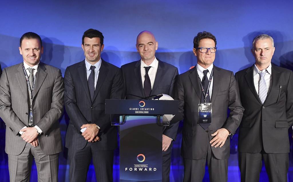 Gianni Infantino (c) junto con los entrenadores José Mourinho (d) y Fabio Capello (2d) y los exjugadores Predrag Mijatovic (i) y Luis Figo (2i) durante una rueda de prensa en el estadio de Wembley el 1 de febrero.