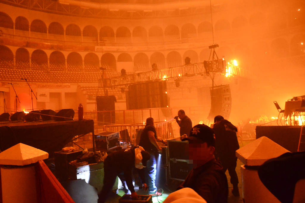 Músicos. Aspectos generales del interior del Coliseo en donde se observan los músicos y policías tratando de sacar su equipo. (FERNANDO COMPEÁN)