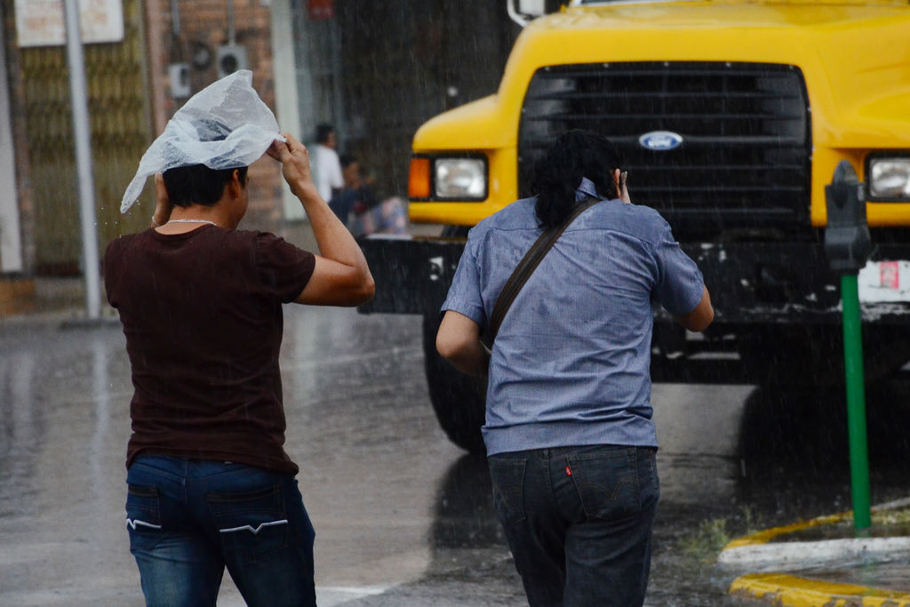 Prevén lluvias fuertes en Durango, Zacatecas, Jalisco y Michoacán y lluvias dispersas en Aguascalientes, Guanajuato, Estado de México, Guerrero y Ciudad de México, que pueden acompañarse de tormentas eléctricas con posibilidad de granizo. (ARCHIVO)