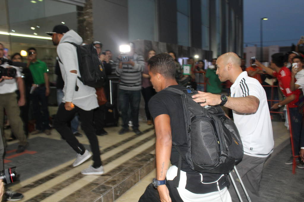 Giovani entró al hotel de concentración entre gritos por parte de los aficionados en Torreón.  (Hugo Carrillo)