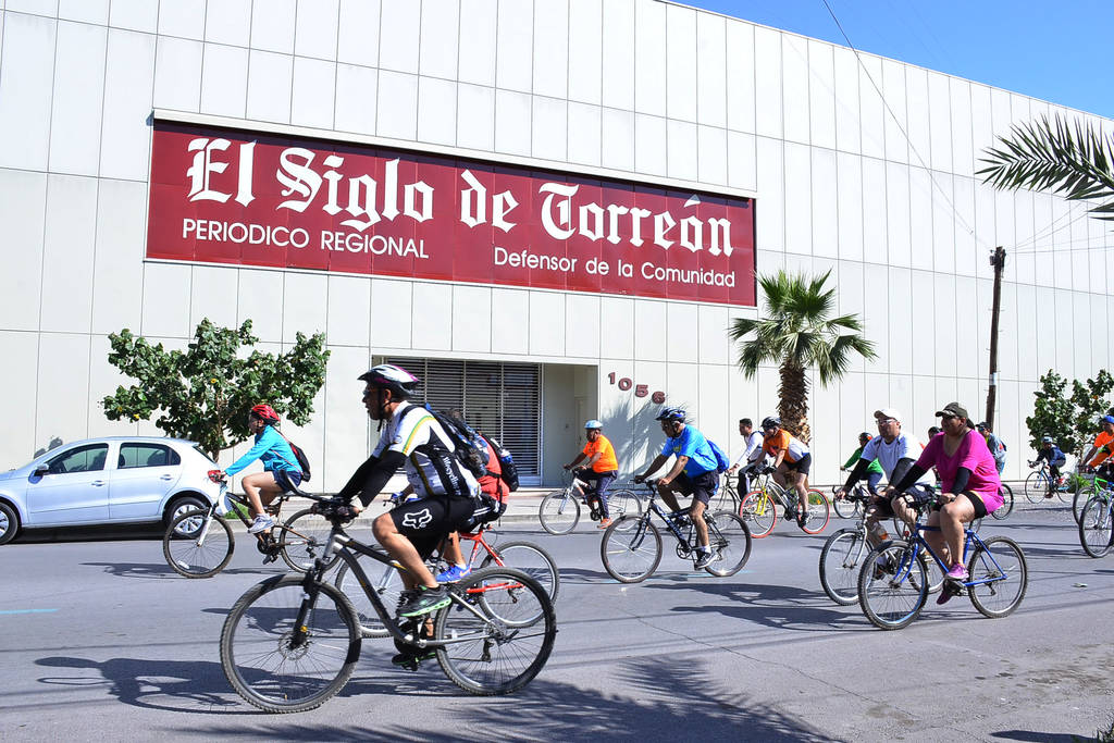 Cientos de ciclistas se dieron cita en el parque industrial lagunero, donde inició el recorrido que tendrá el maratón Lala. (Fotos de Jesús Galindo)