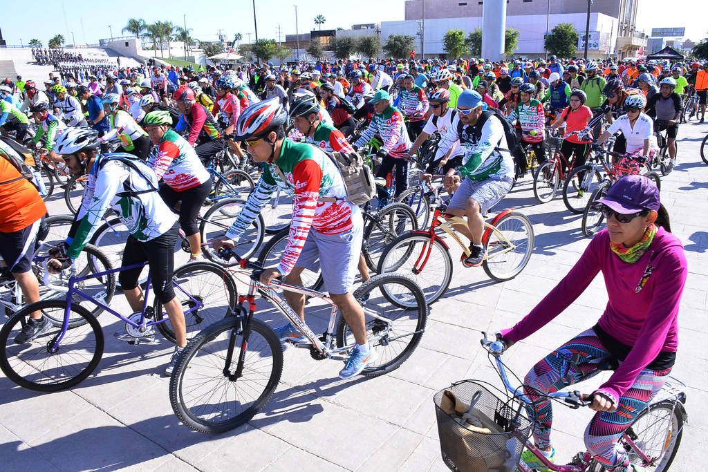 Los amantes del ciclismo pasaron por los lugares más representativos de la Comarca Lagunera. (Fotos de Jesús Galindo)