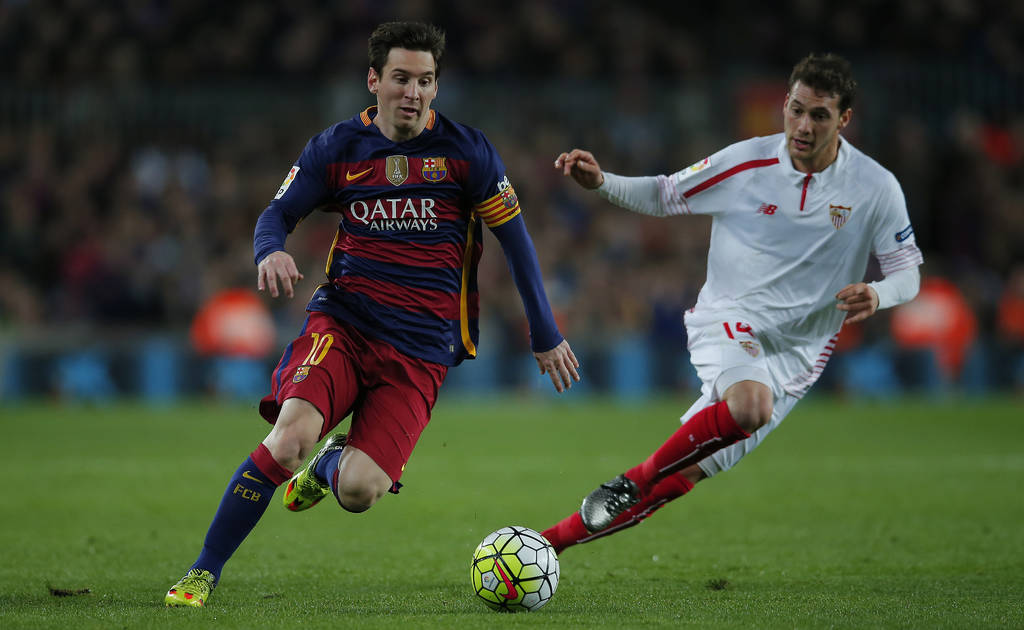 Lionel Messi volvió a brillar con el Barcelona. El argentino anotó un golazo ante Sevilla y participó en el gol de la victoria culé por 2-1. (AP)