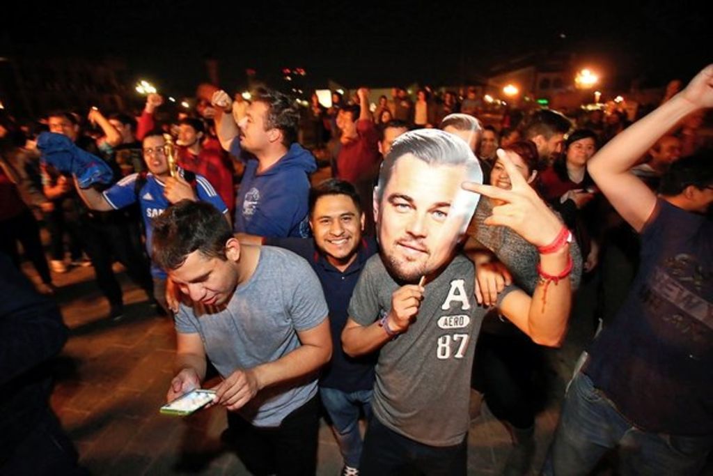 Regiomontanos se congregaron en la Macroplaza a celebrar el triunfo de Leonardo DiCaprio. (Twitter: @elnortecom)