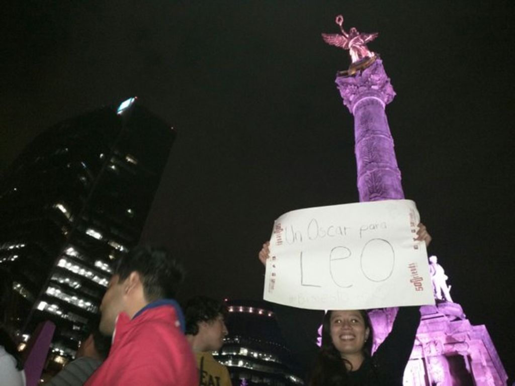Los fanáticos mostraron carteles en apoyo a 'Leo'. (TWITTER)