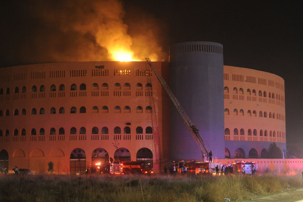 El incendio se registró la noche del viernes debido al uso de pirotecnia dentro del inmueble. (ARCHIVO)