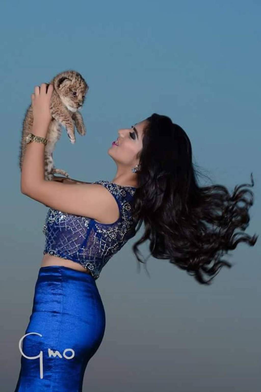 Indignación. La joven es  Margarita Martínez G. y publicó sus fotografías con el cachorro de león en su cuenta de Facebook.