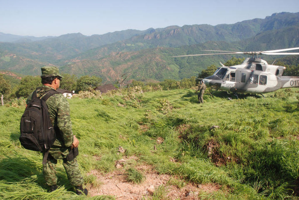 En el operativo un helicóptero bajó en una escuela en el segundo de los poblados señalados. (ARCHIVO)
