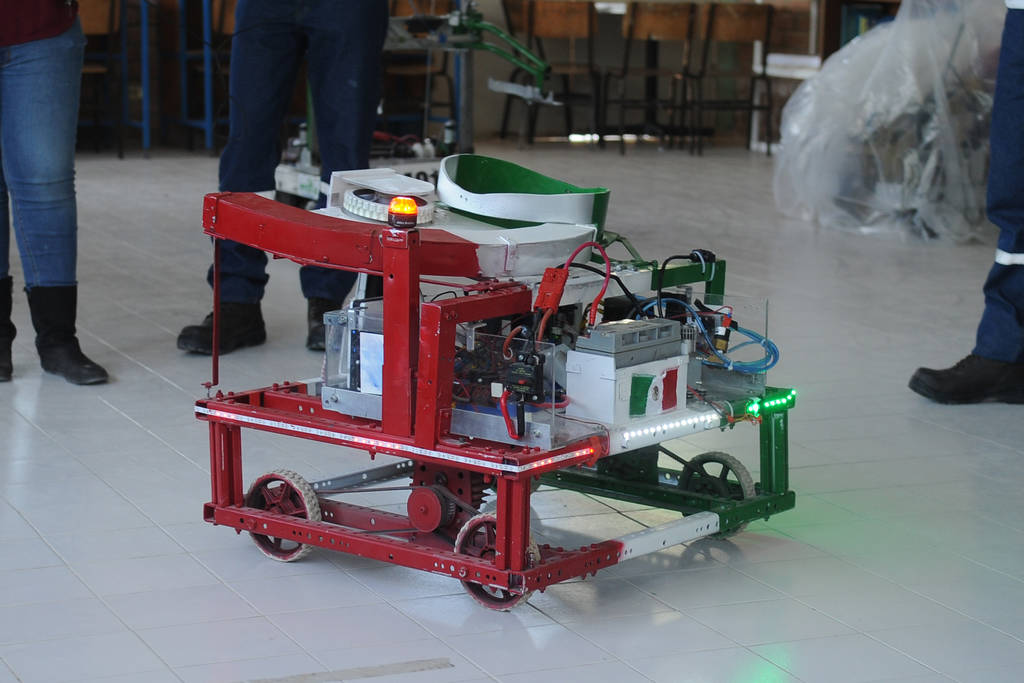 Construcción. Este es el robot que están construyendo en el Cetlar ubicado en Químicas del Rey. (RAMÓN SOTOMAYOR)