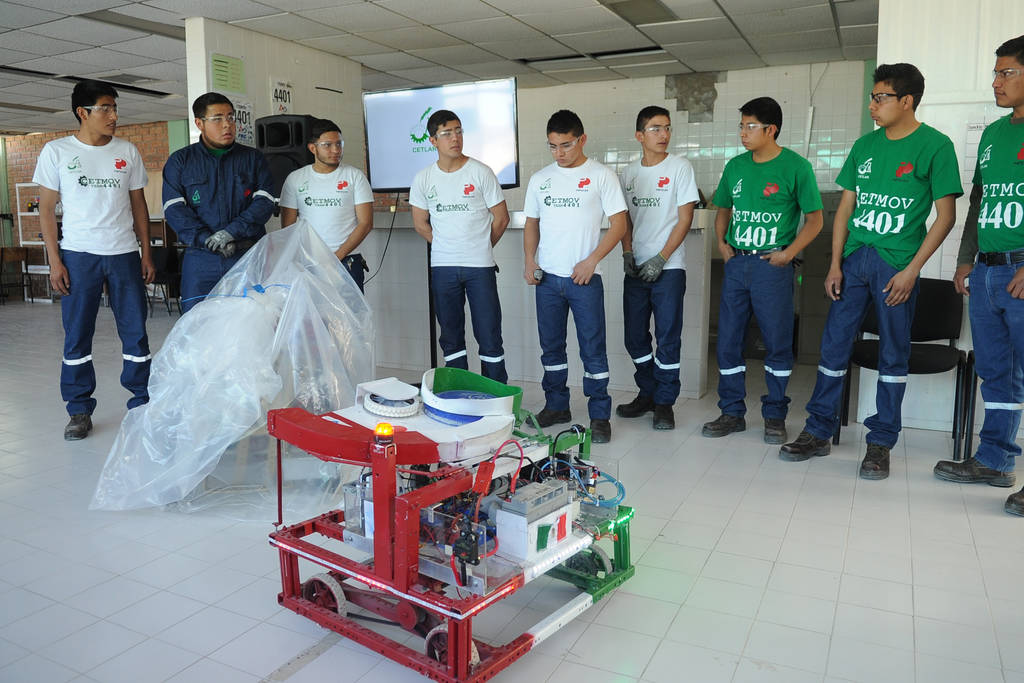 Equipo. En la imagen se observa al equipo de robótica del Cetlar que busca participar en la competencia en la Ciudad de México. (RAMÓN SOTOMAYOR)