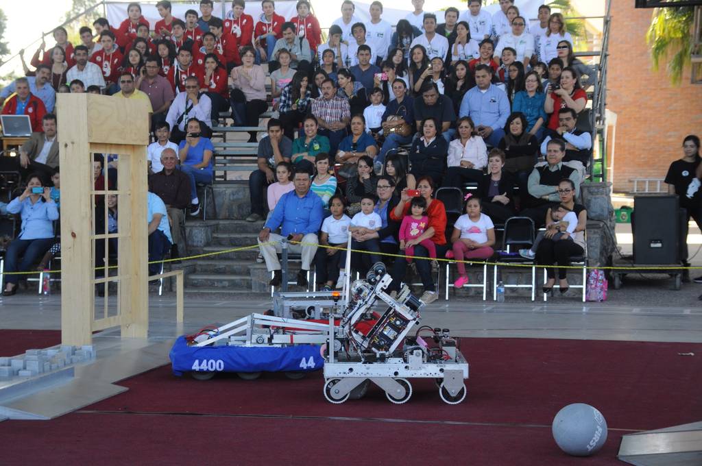 Pelea. Aspectos generales de la presentación de unos robots en La Laguna, listos para el First. (RAMÓN SOTOMAYOR)