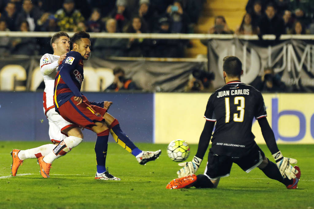 El delentero brasileño del FC Barcelona Neymar (c) trata de superar la salida del portero Juan Carlos. (EFE)