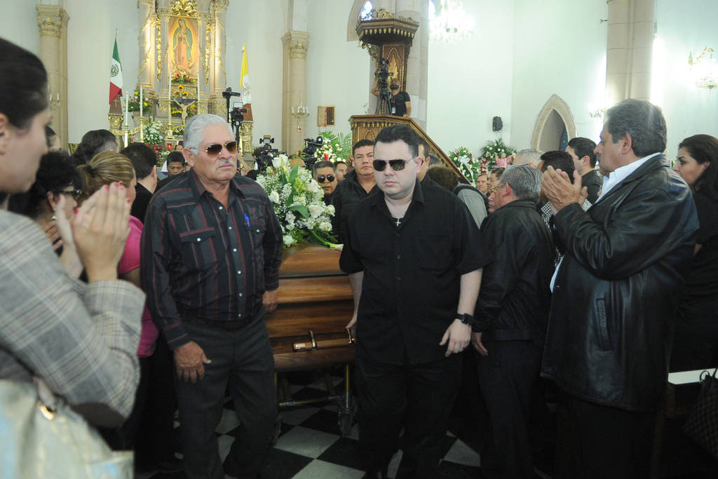 Aplausos. Las palmadas ensordecieron al finalizar la misa de cuerpo presente en honor a Carlos Herrera Araluce. 