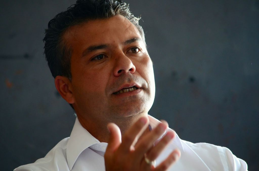 El dirigente nacional del PRI, Manlio Fabio Beltrones, destapó a Góngora, quien se convierte -dijo- en el candidato de unidad.  (INTERNET)