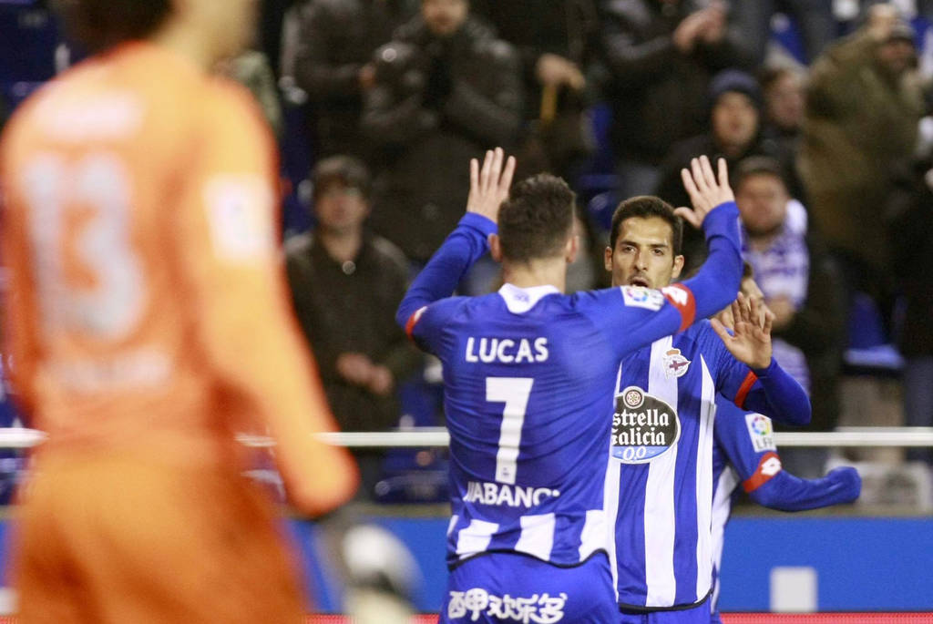 Amargo debut para Guillermo Ochoa (i) que recibió 3 goles en el empate del Málaga y el Deportivo La Coruña. (EFE)