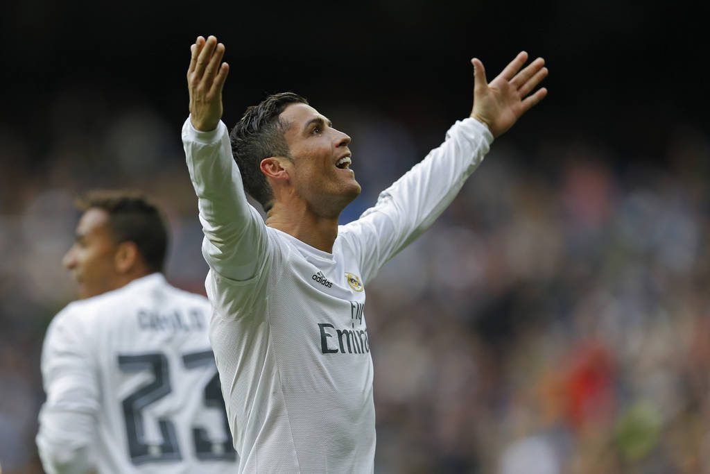 Cristiano Ronaldo respondió ayer al anotar 4 goles en la paliza que le dio el Madrid al Celta de Vigo. (AP)