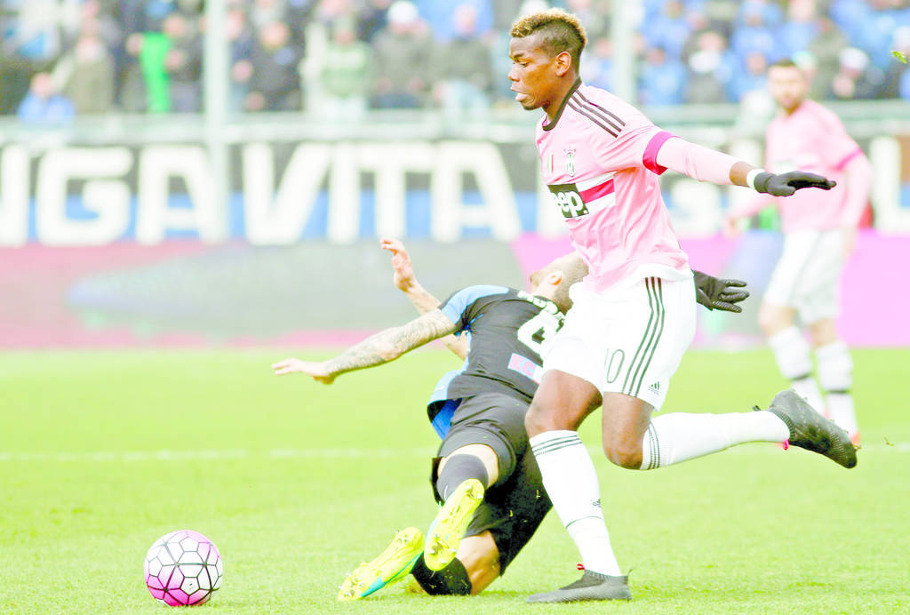 Paul Pogba se quita la marca de un rival del Atalanta, en el partido de ayer. Juventus se mantiene a 
