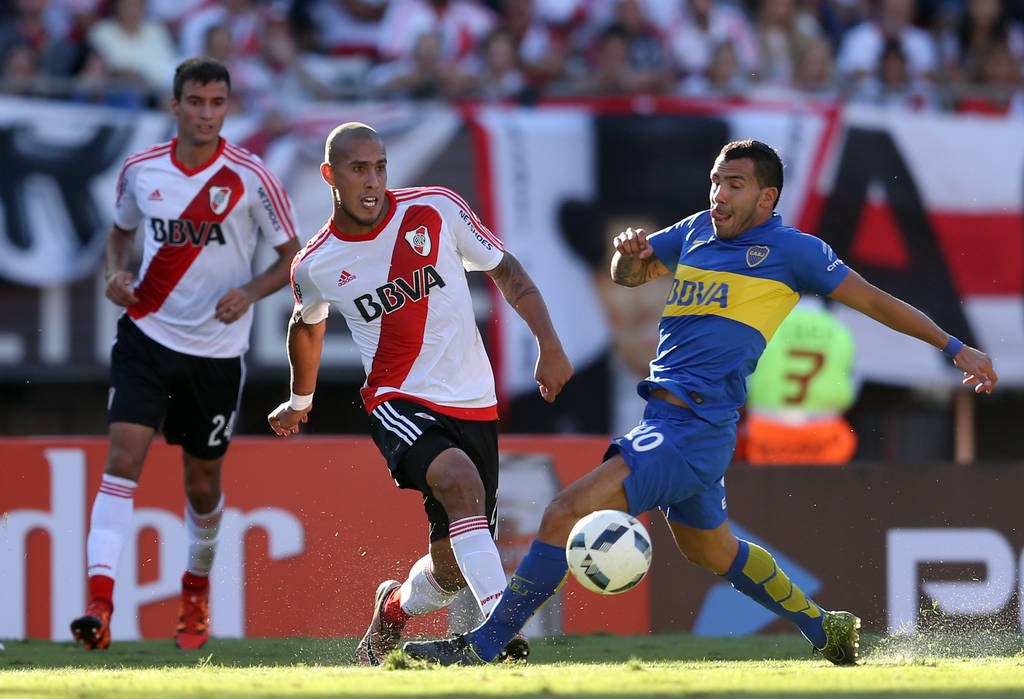 River y Boca empataron sin goles en una nueva edición del clásico del futbol argentino que dejó a ambos equipos relegados en la disputa del título. Súper clásico argentino termina sin daño