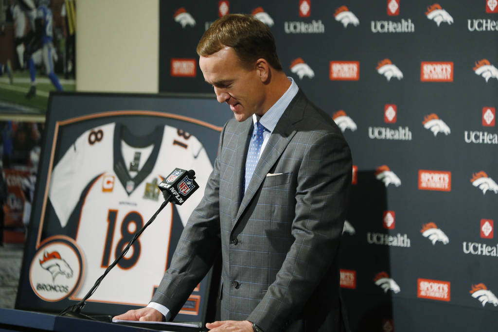 El mariscal de campo estelar, Peyton Manning, anunció ayer en una rueda de prensa su retiro de los emparrillados de la NFL. (AP)
