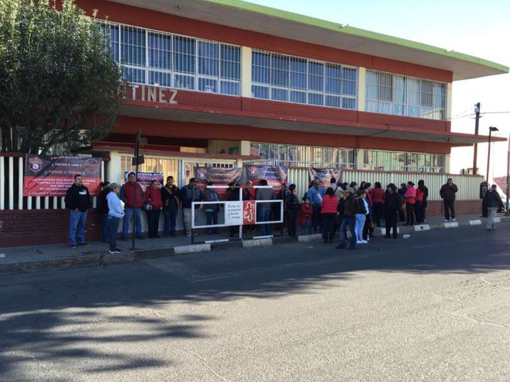 Un grupo de padres de familia se dio cita en la escuela primaria Bruno Martínez, para cerrar el plantel en apoyo a los maestros despedidos. (EL SIGLO DE TORREÓN)
