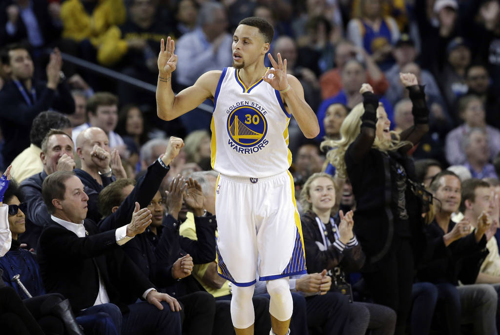 Stephen Curry lleva 132 partidos consecutivos anotando un triple, un récord de la NBA. Golden State y Stephen Curry siguen cosechando récords en la temporada