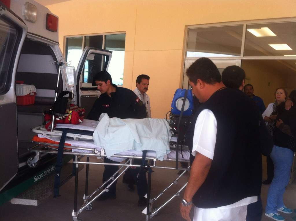 El menor abandonó esta mañana el Hospital General de Torreón para ser trasladado a Texas. (EL SIGLO DE TORREÓN)