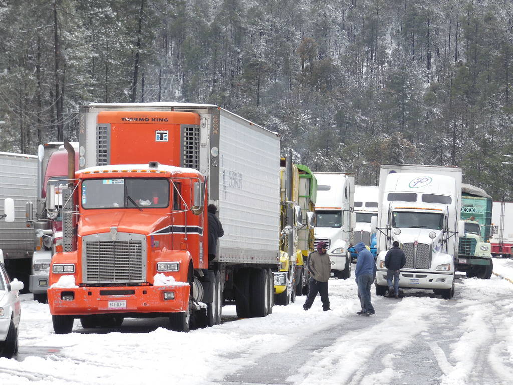 Cierre. Cerca de 200 autos se quedaron varados luego del cierre de la supercarretera por las nevadas.