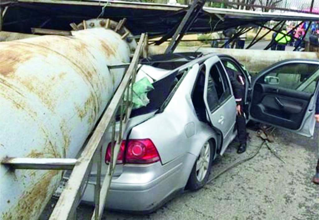 Fatal. Los conductores no se percataron de que la estructura metálica se venía abajo.