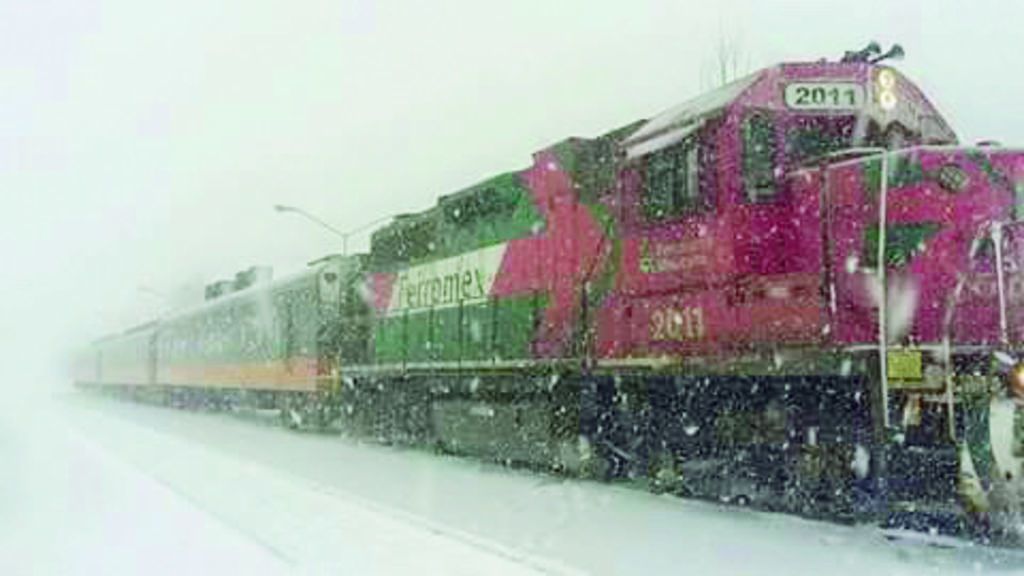 El viaje. Así recorrió el tren las Barrancas del Cobre, Chihuahua. Protección Civil reportó 31 municipios con nieve y aguanieve.  
