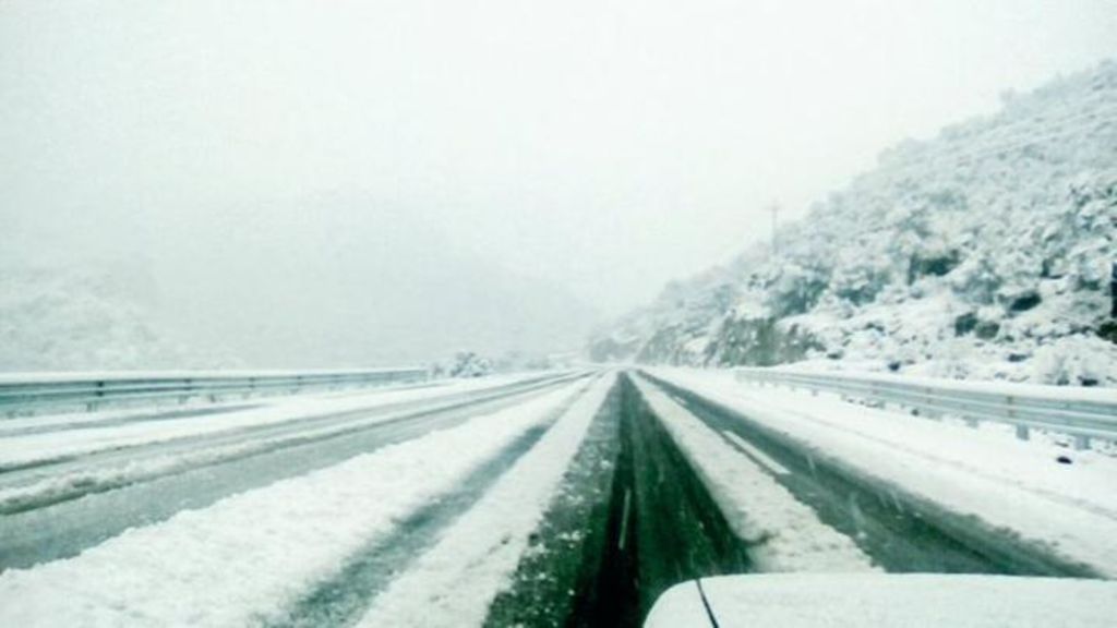 Presencia de nieve en la carretera a Santiago Papasquiaro. (TWITTER)
